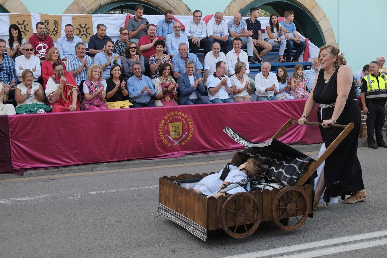 Cántabros y romanos acapararon la atención de un público entregado a la fiesta que cerró con su desfile general una multitudinaria edición 