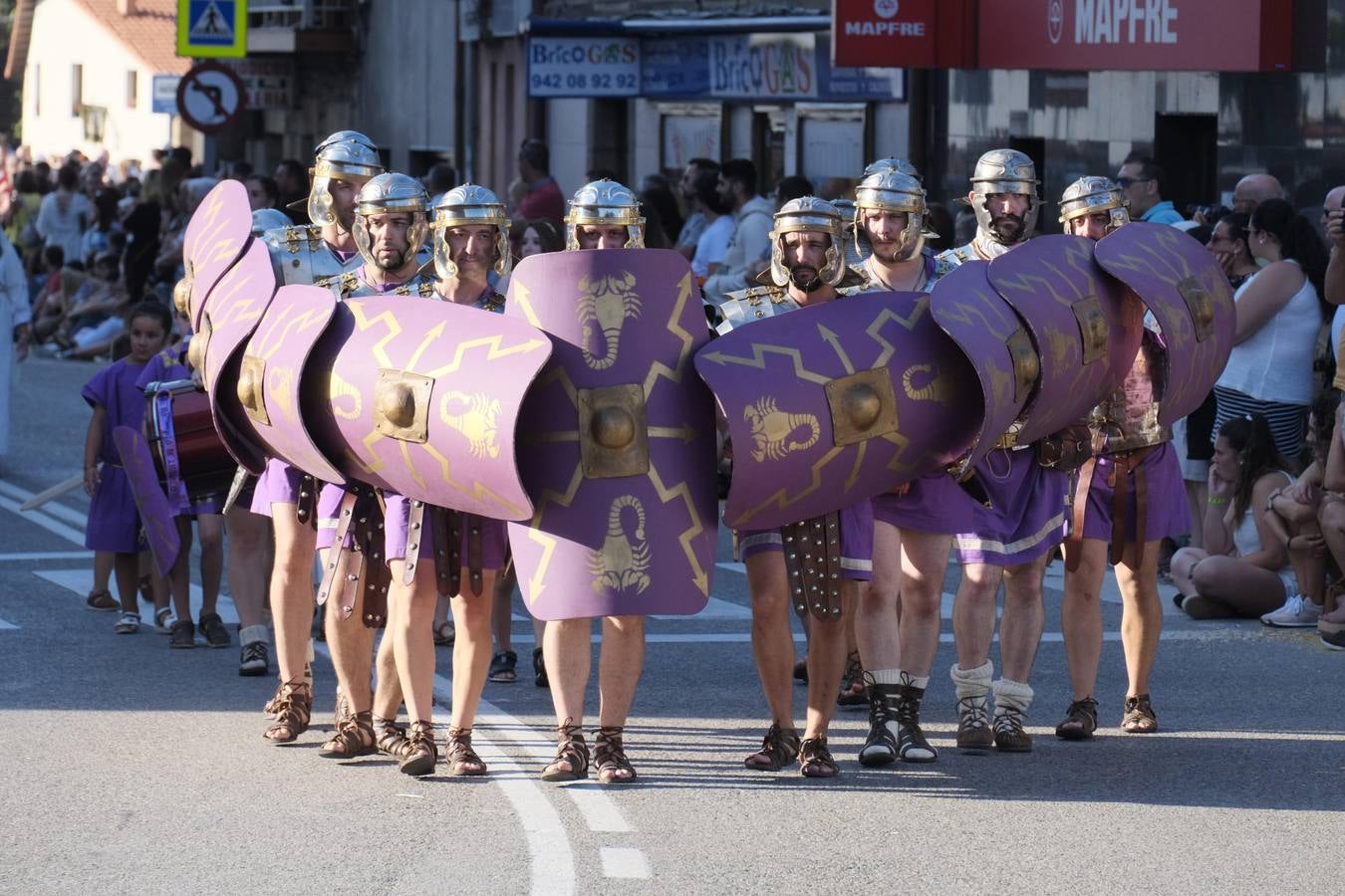 Cántabros y romanos acapararon la atención de un público entregado a la fiesta que cerró con su desfile general una multitudinaria edición 