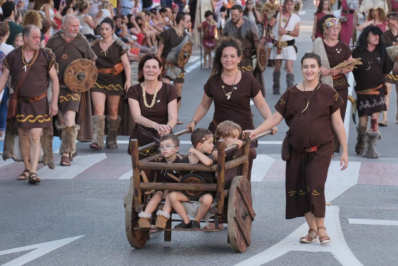 Cántabros y romanos acapararon la atención de un público entregado a la fiesta que cerró con su desfile general una multitudinaria edición 