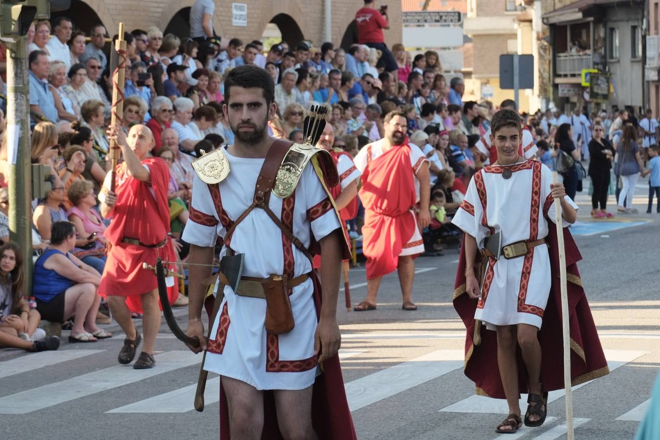 Cántabros y romanos acapararon la atención de un público entregado a la fiesta que cerró con su desfile general una multitudinaria edición 