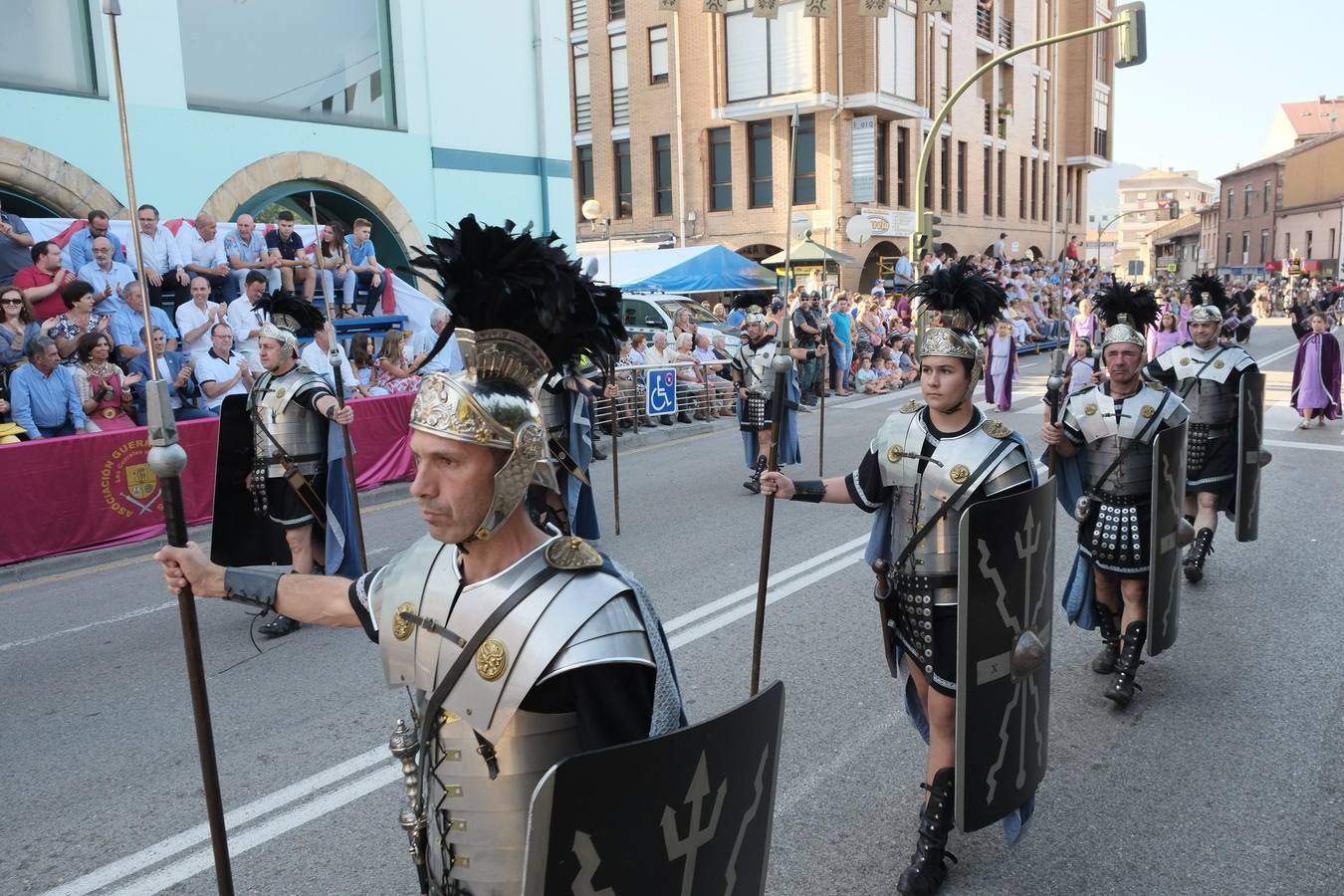 Cántabros y romanos acapararon la atención de un público entregado a la fiesta que cerró con su desfile general una multitudinaria edición 