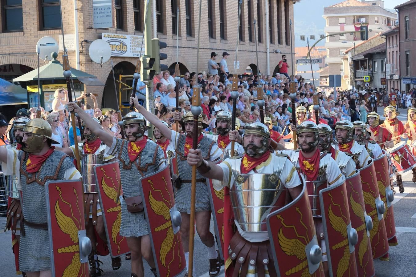 Cántabros y romanos acapararon la atención de un público entregado a la fiesta que cerró con su desfile general una multitudinaria edición 