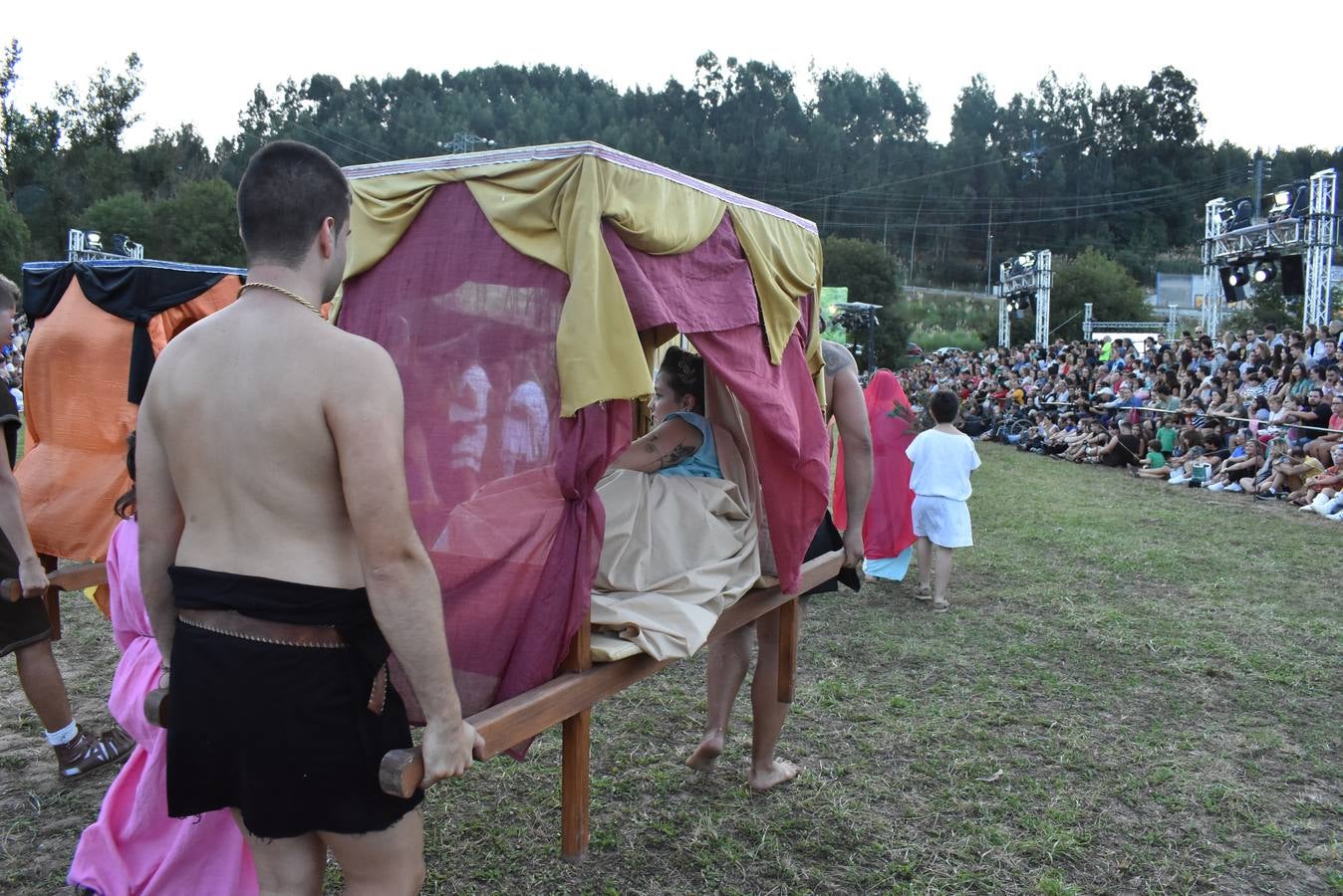 Los festejos llegan a su final con el reparto de miles de raciones de comida y un desfile en el que participarán más de 1.500 personas