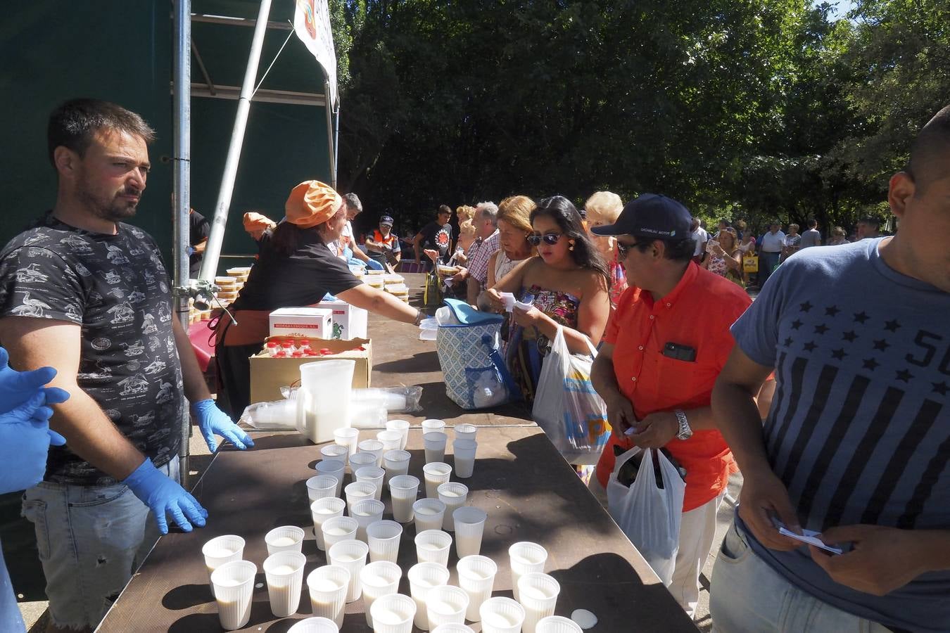 Fotos: Cocido montañés para celebrar en Punta Parayas la Fiesta de la Convivencia de los Pueblos