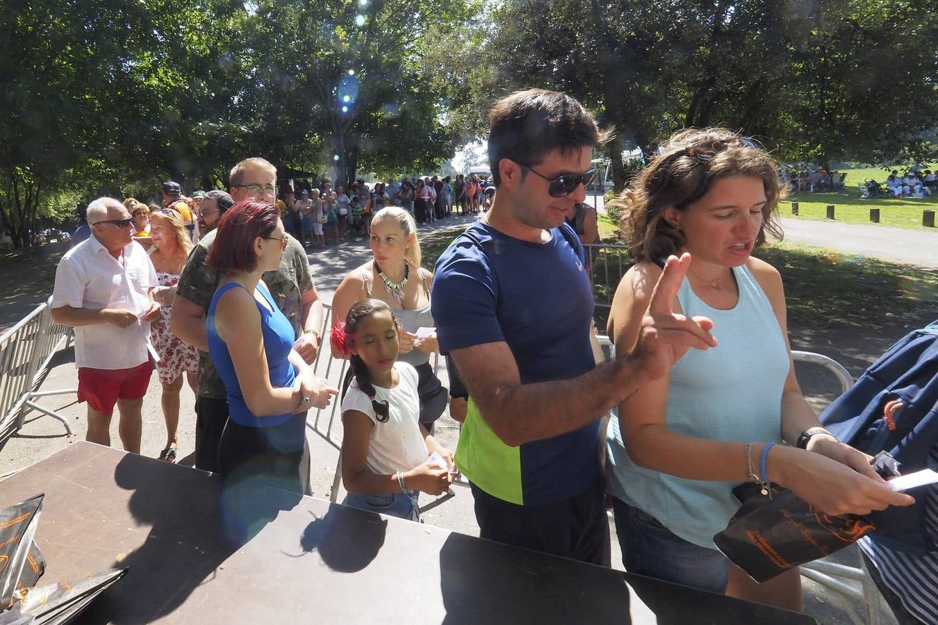 Fotos: Cocido montañés para celebrar en Punta Parayas la Fiesta de la Convivencia de los Pueblos