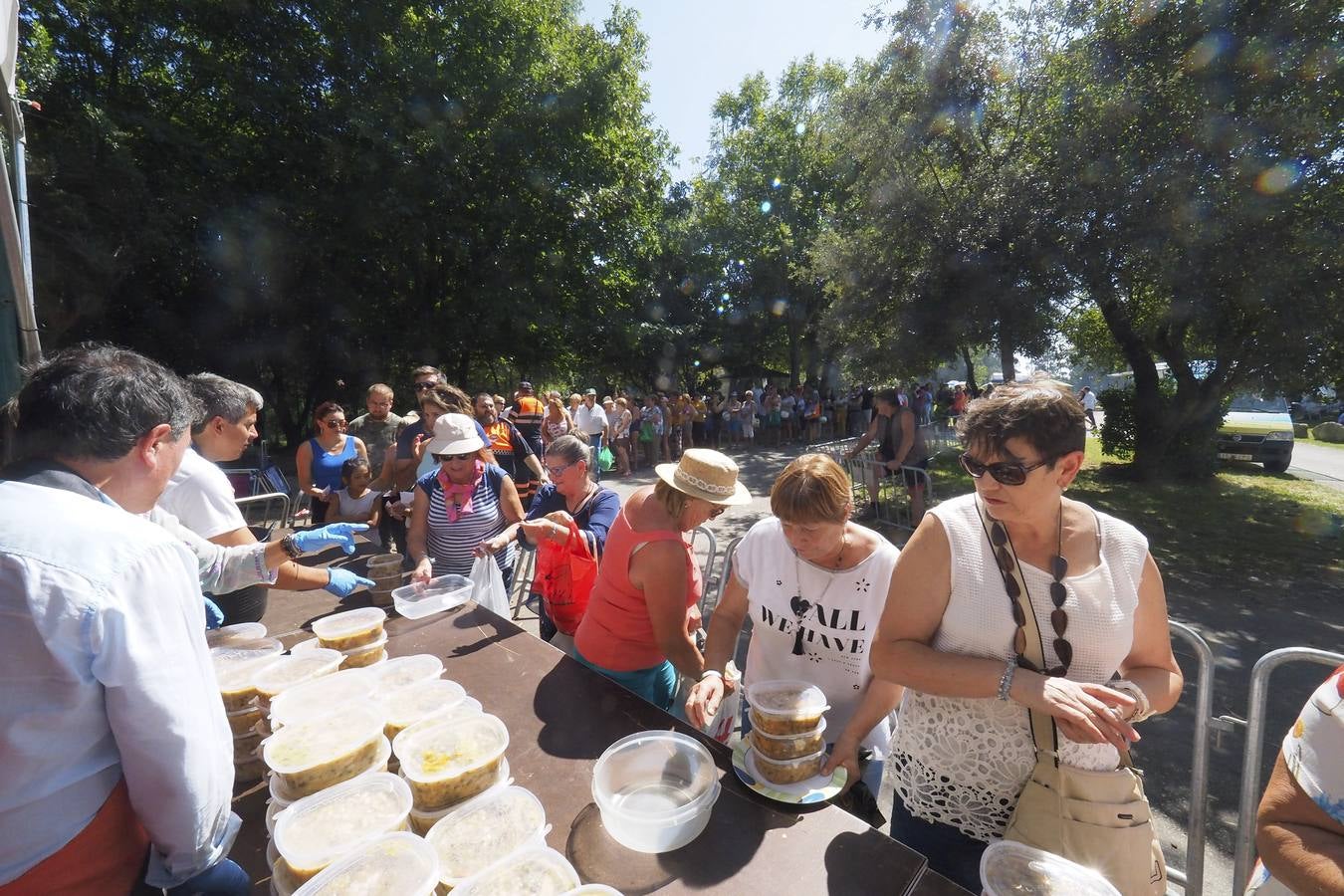 Fotos: Cocido montañés para celebrar en Punta Parayas la Fiesta de la Convivencia de los Pueblos