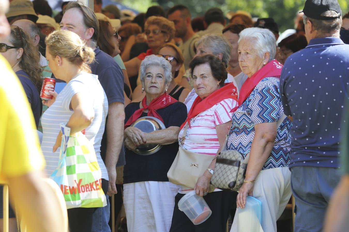 Esta celebración, declarada de Interés Turístico Regional, ha atraído un año más a multitud de visitantes y vecinos a la tradicional campa, donde se han repartido miles de raciones del guiso montañés