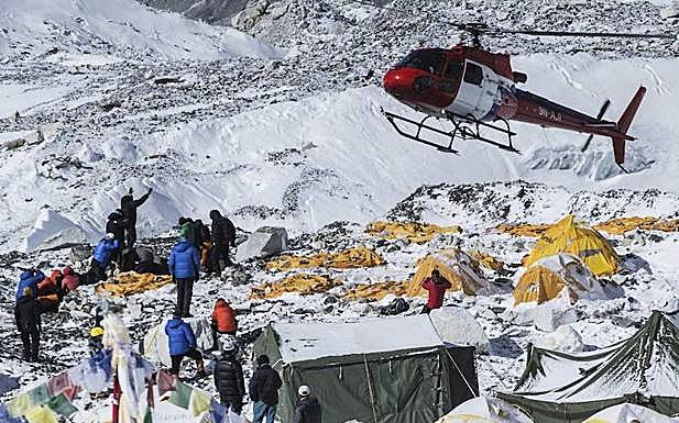 Helicóptero de rescate llegando al Campo Base del Everest, el día después del alud causado por el terremoto que ha asolado Nepal.