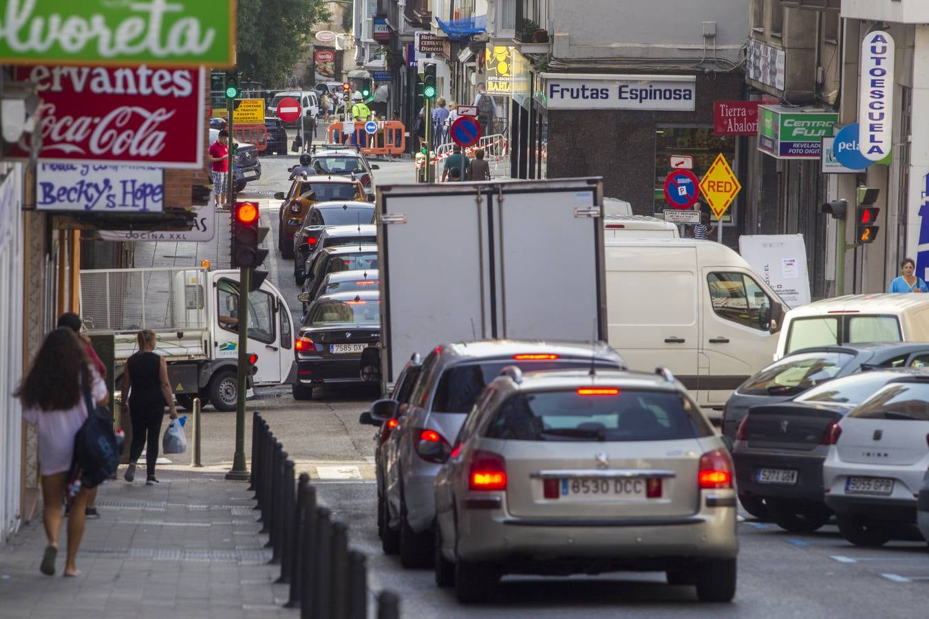 Los trabajos en este céntrico vial de la capital cántabra se prolongarán por espacio de tres meses, hasta el puente de la Constitución