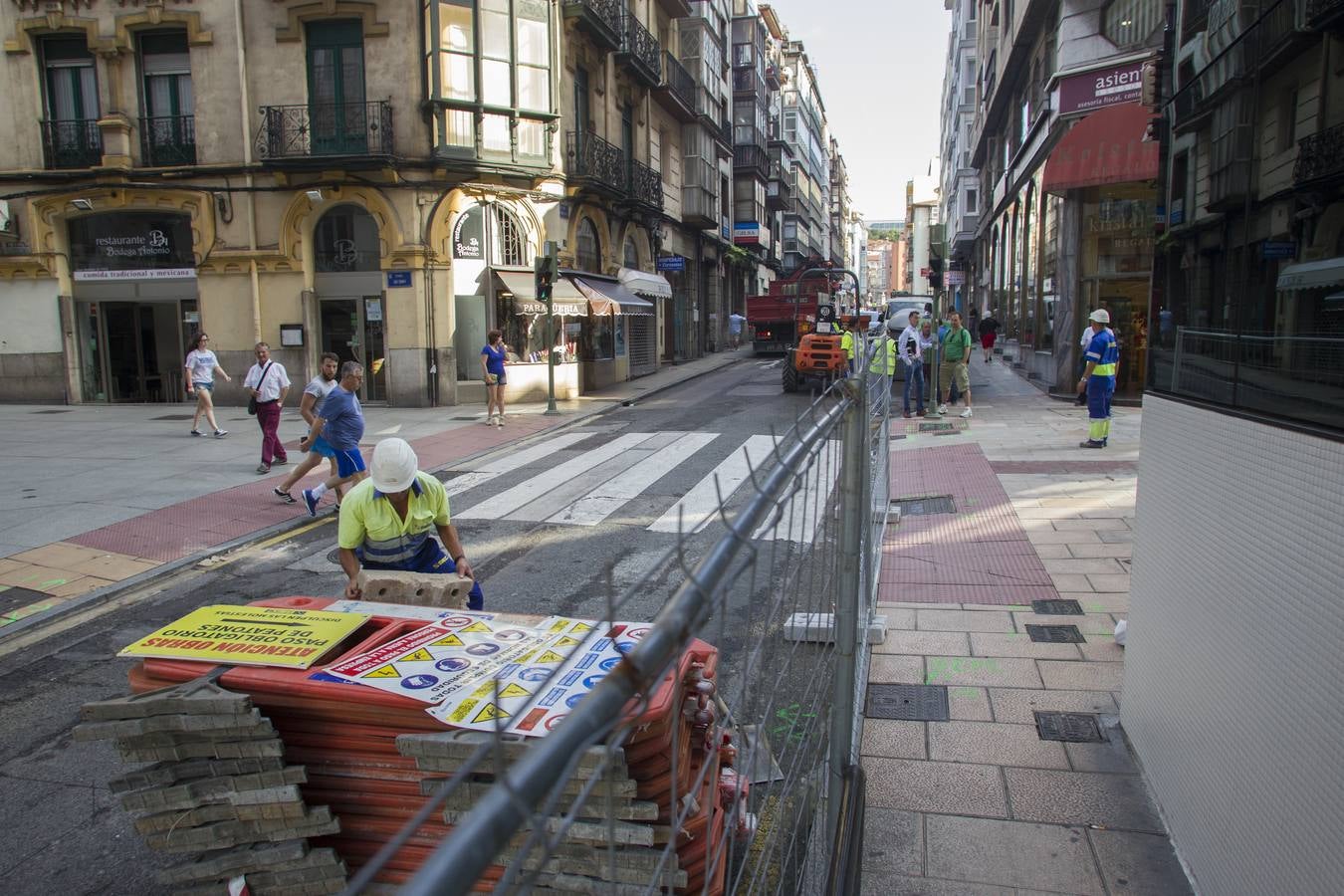 Los trabajos en este céntrico vial de la capital cántabra se prolongarán por espacio de tres meses, hasta el puente de la Constitución