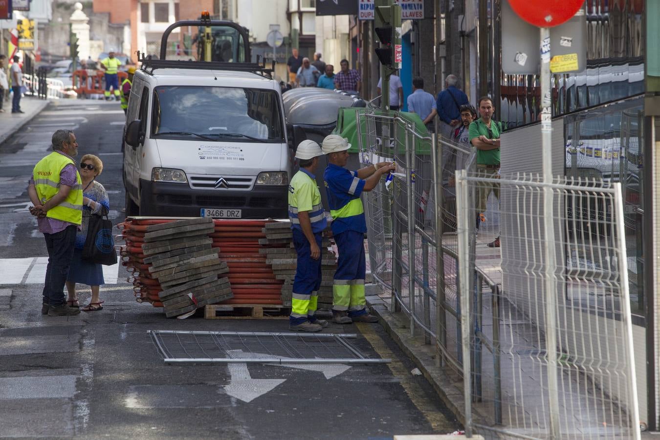 Los trabajos en este céntrico vial de la capital cántabra se prolongarán por espacio de tres meses, hasta el puente de la Constitución