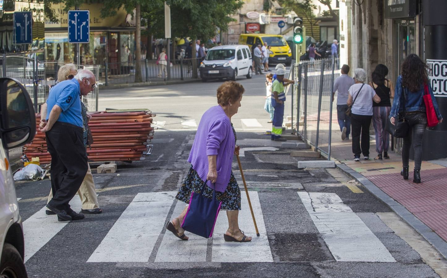 Los trabajos en este céntrico vial de la capital cántabra se prolongarán por espacio de tres meses, hasta el puente de la Constitución