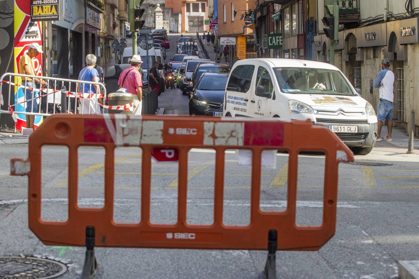 Los trabajos en este céntrico vial de la capital cántabra se prolongarán por espacio de tres meses, hasta el puente de la Constitución