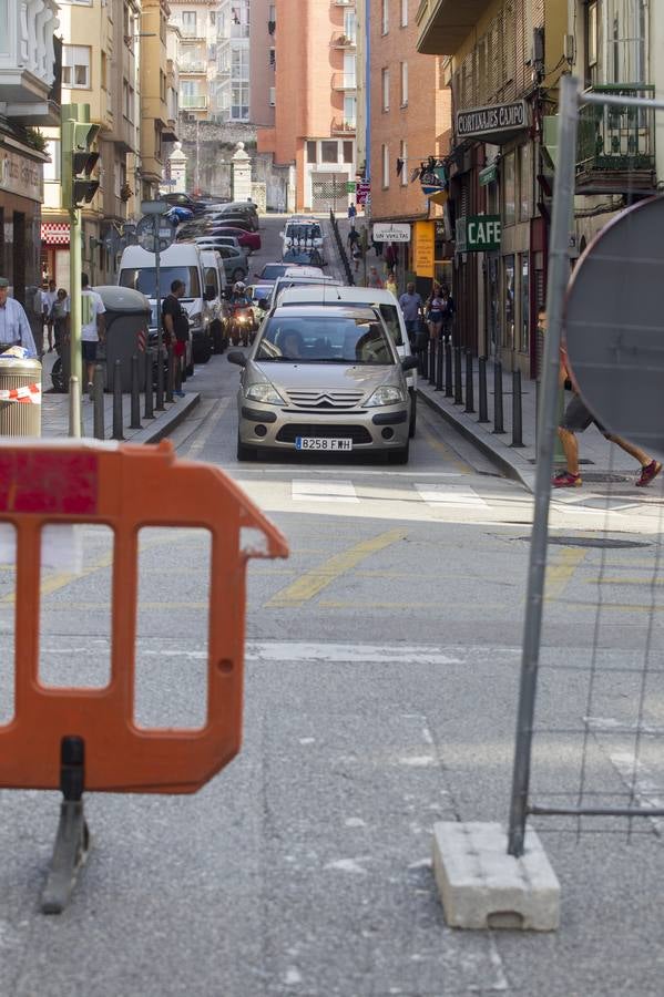 Los trabajos en este céntrico vial de la capital cántabra se prolongarán por espacio de tres meses, hasta el puente de la Constitución