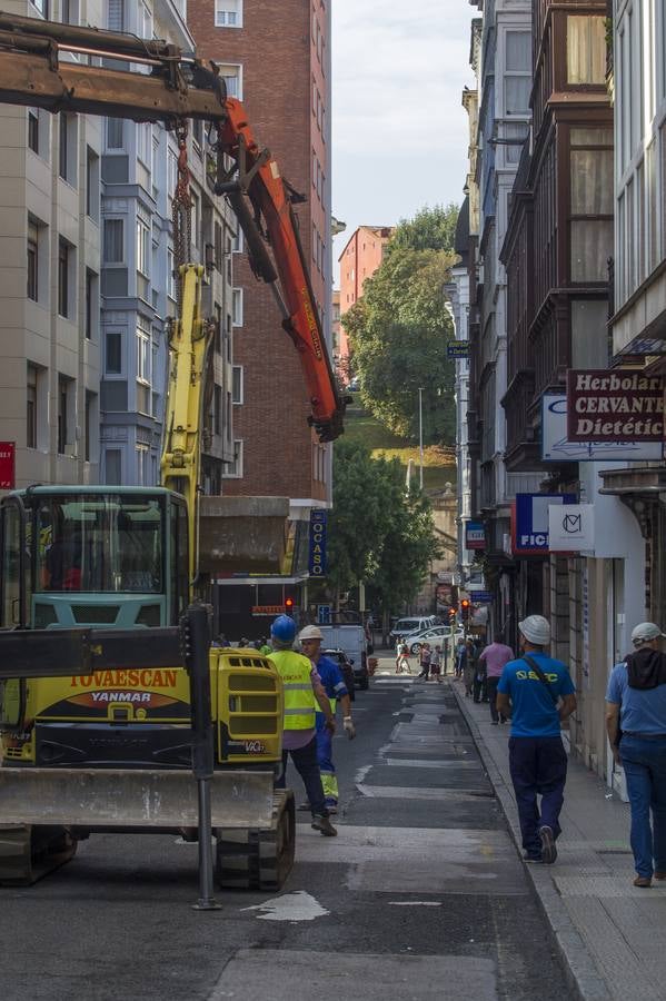 Los trabajos en este céntrico vial de la capital cántabra se prolongarán por espacio de tres meses, hasta el puente de la Constitución