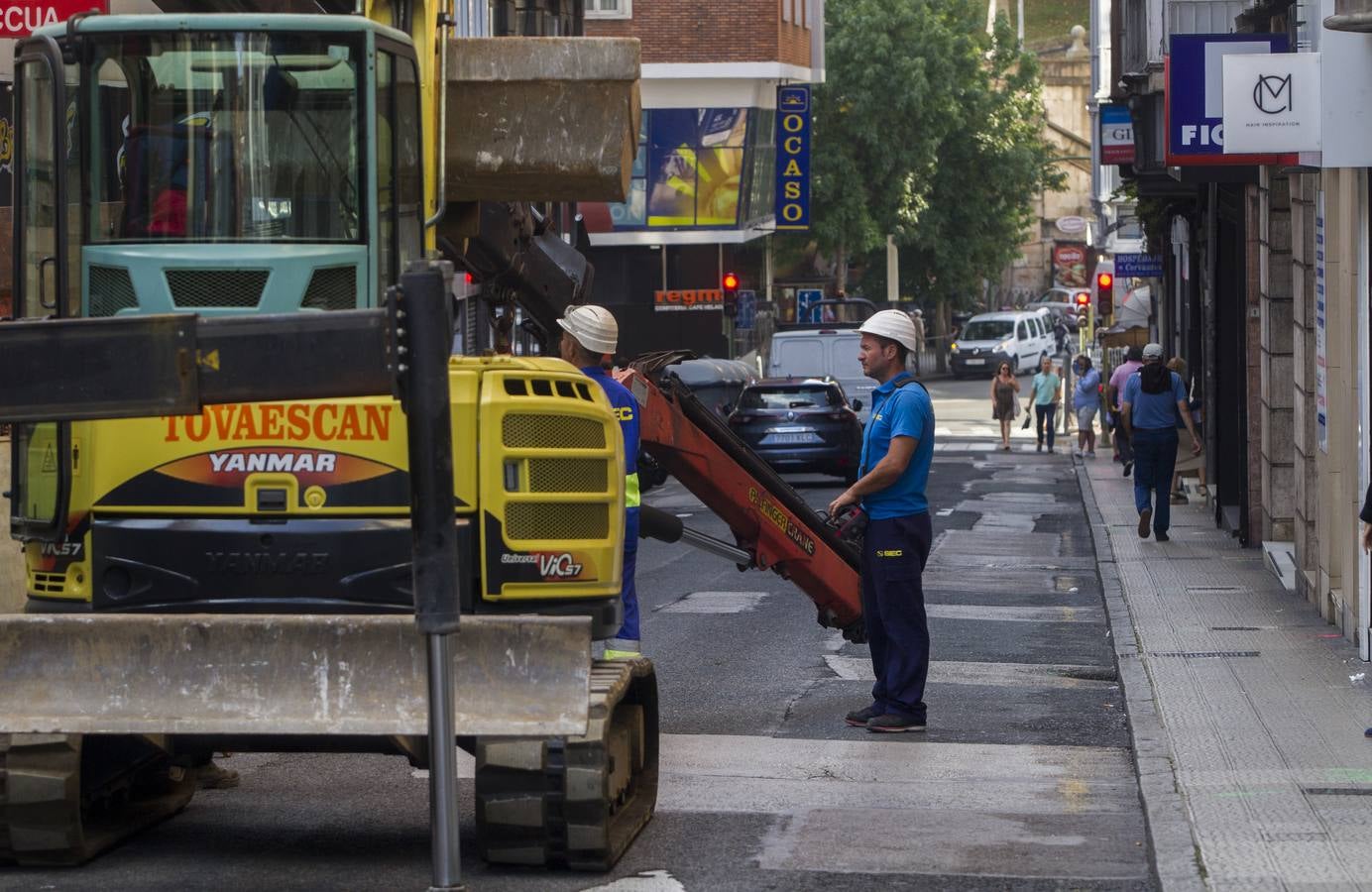 Los trabajos en este céntrico vial de la capital cántabra se prolongarán por espacio de tres meses, hasta el puente de la Constitución