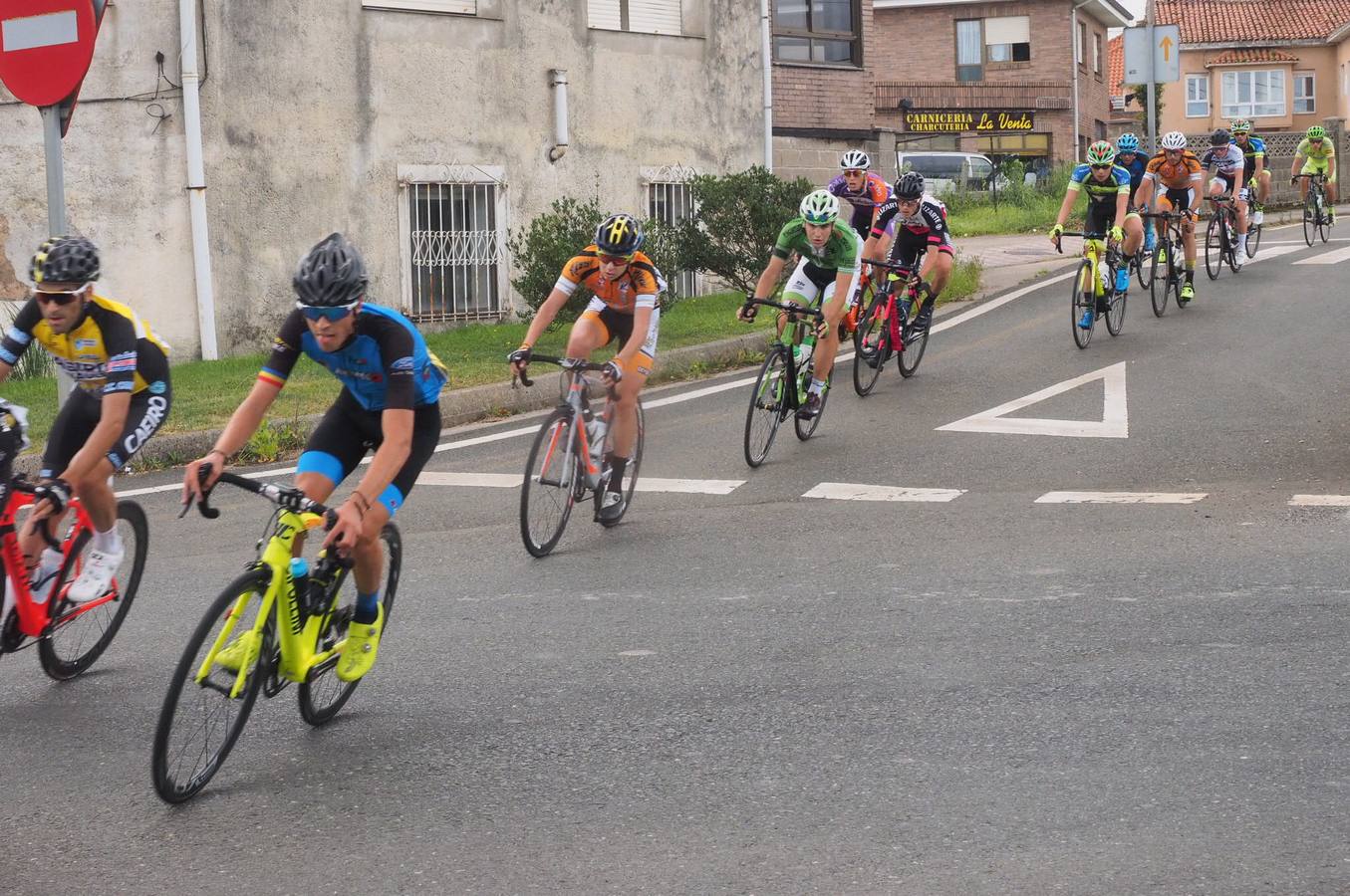 El gallego del Supermercados Froiz enjuga en Maliaño la diferencia de 12 segundos con el cántabro Antonio Angulo para llevarse el último maillot amarillo.