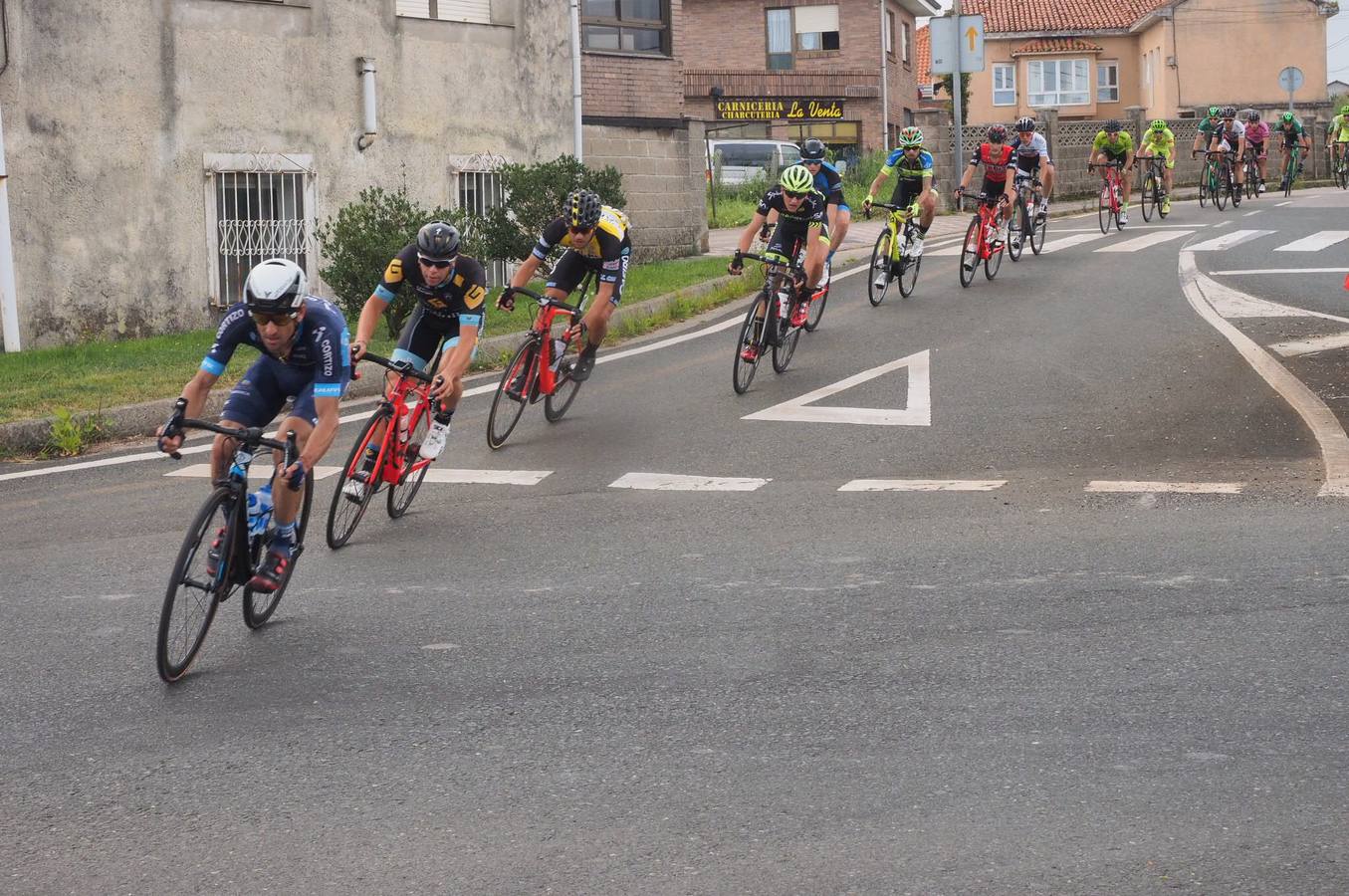 El gallego del Supermercados Froiz enjuga en Maliaño la diferencia de 12 segundos con el cántabro Antonio Angulo para llevarse el último maillot amarillo.