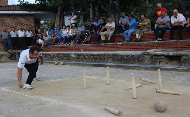 Óscar González birla en un momento del torneo.