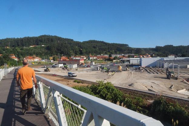 Vista de las obras de la nueva área comercial desde la pasarela peatonal que une Ganzo y Torres. 