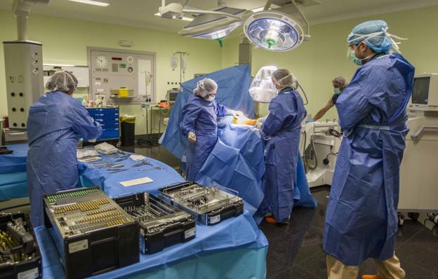 Intervención quirúrgica de Traumatología en el Hospital Valdecilla.