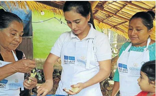 Un grupo de mujeres cocinando en Tecuiz. 