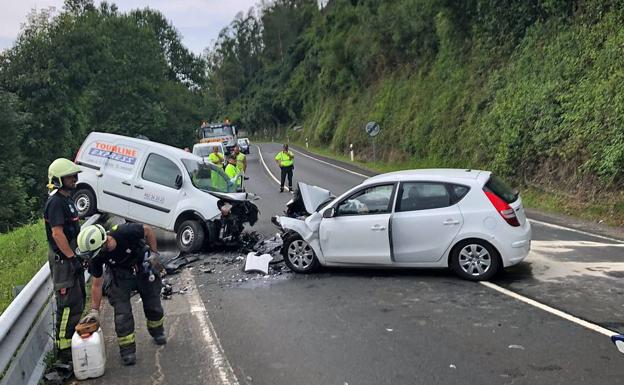 Estado en el que quedaron los dos vehículos tras el accidente.