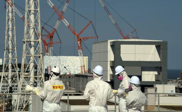 Trabajadores de la central de Fukushima.