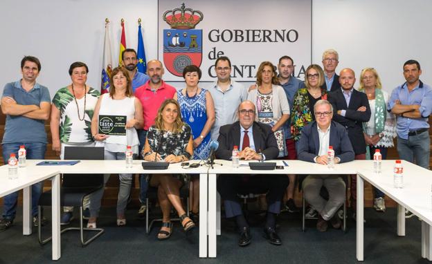 El consejero de Medio Rural, Pesca y Alimentación, Jesús Oria, ha recibido en la sede del Gobierno a las empresas premiadas en los 'Great Taste Awards 2018' de Londres.