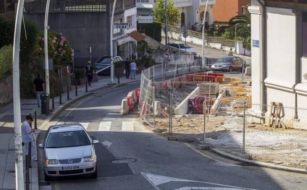 La estructura para colocar la rampa mecánica ya está muy avanzada. Ala derecha de la foto, el viejo mercado