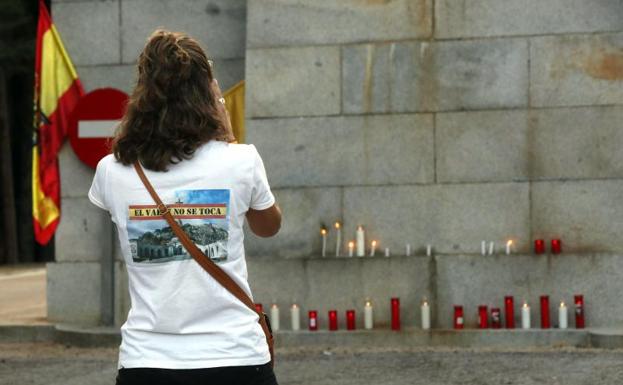 Una de las personas que acudió el 31 de agosto a la vigilia convocada en la explanada del Valle de los Caídos.
