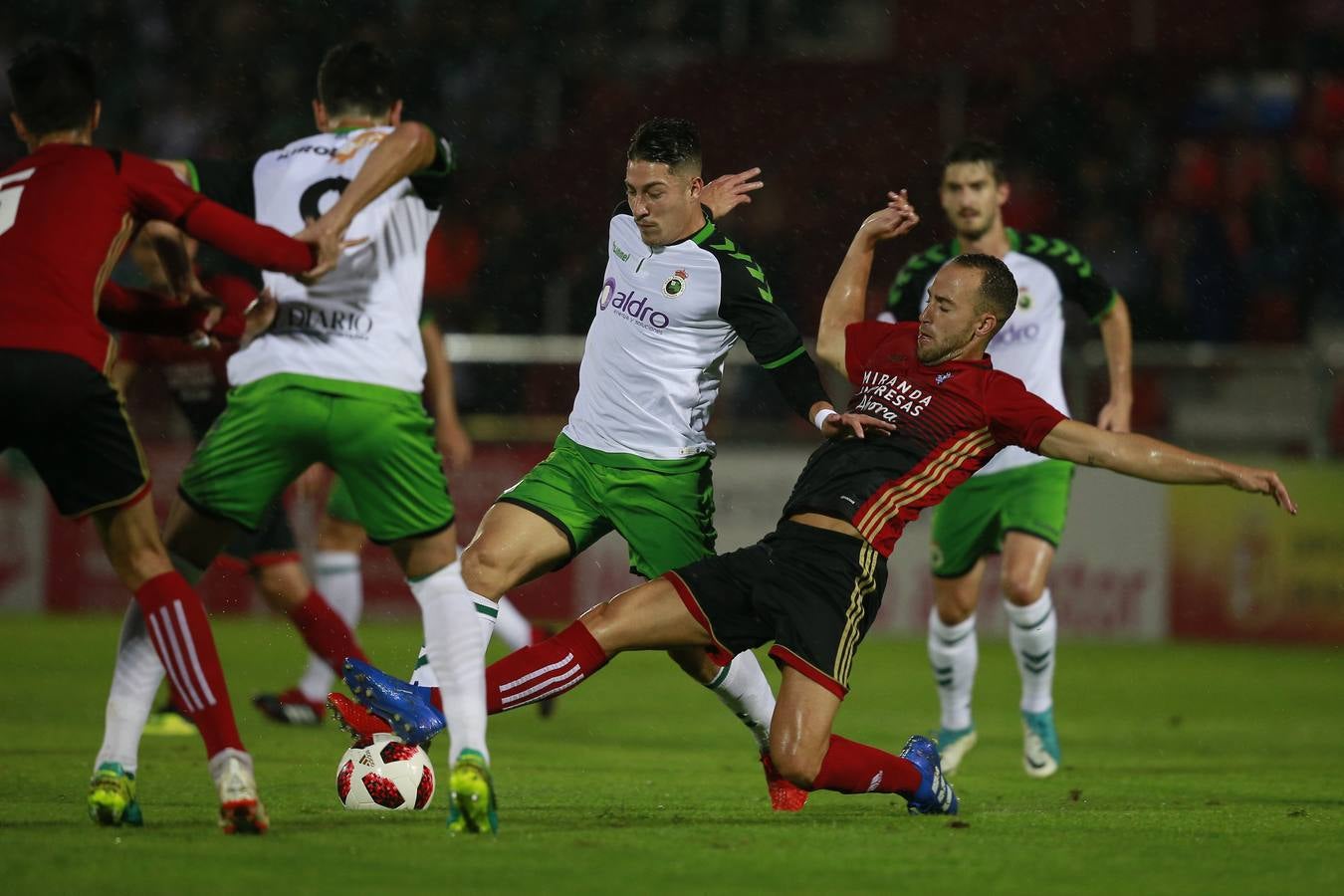 Fotos: Encuentro Mirandés-Racing de la Copa del Rey