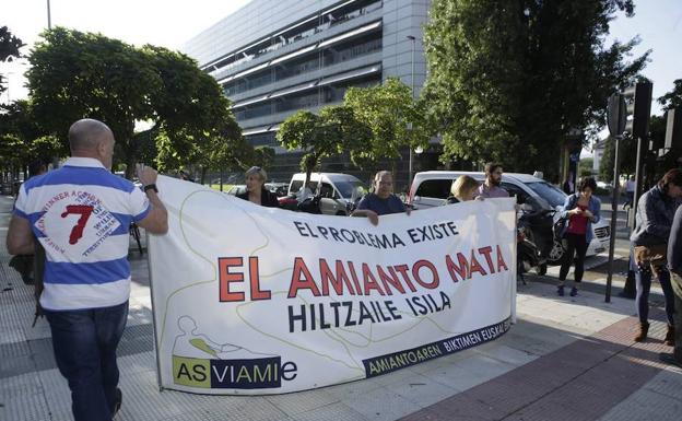 Concentración de afectados por el amianto en el Palacio de Justicia de Vitoria.