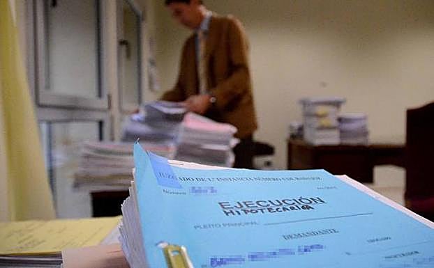 Las ejecuciones hipotecarias de viviendas caen un 26%, pero Mazón teme un repunte