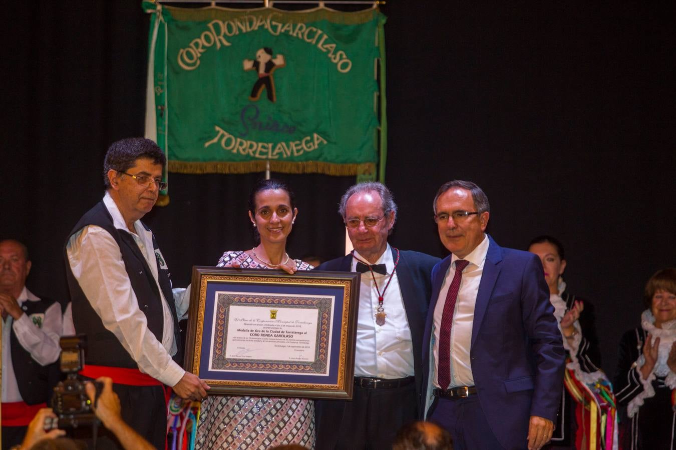 Fotos: El Coro Ronda Garcilaso recibe la Medalla de Oro de Torrelavega