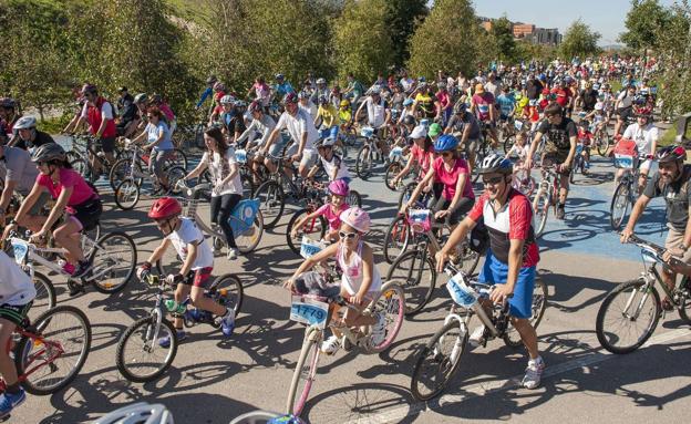 participantes en la pasada edición del Día de la Bici de Santander.