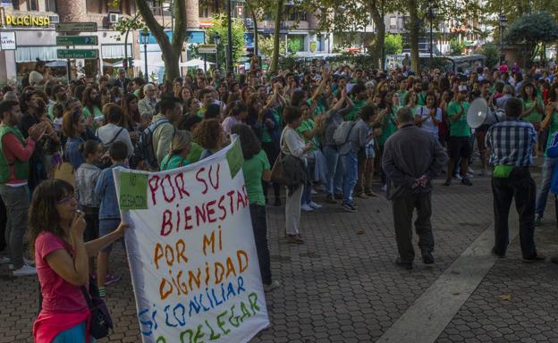 Cerca de medio millar de profesores se han concentrado frente a la Consejería de Educación.