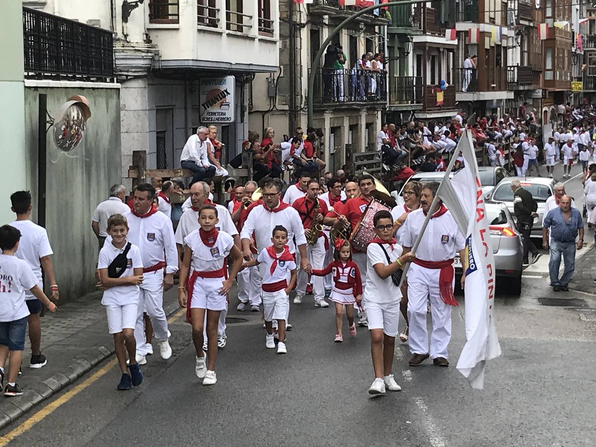 Fotos: Imágenes del primer encierro de las fiestas de Ampuero