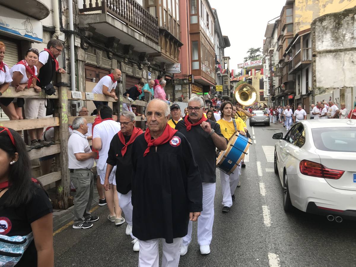 Fotos: Imágenes del primer encierro de las fiestas de Ampuero