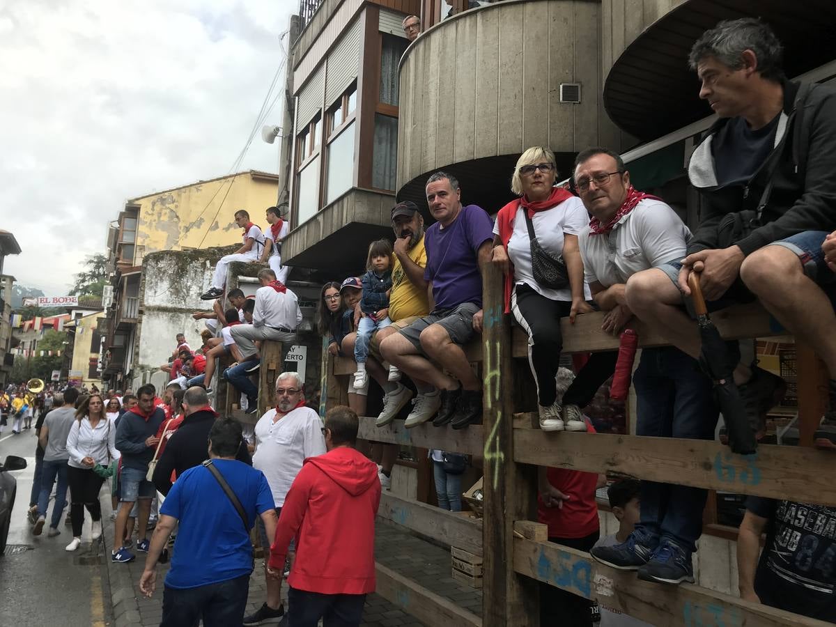 Fotos: Imágenes del primer encierro de las fiestas de Ampuero