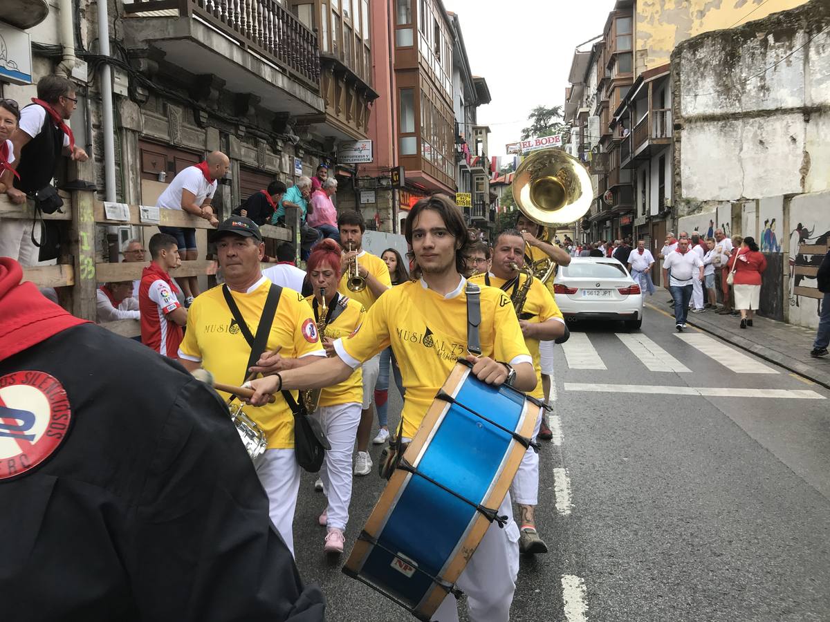 Fotos: Imágenes del primer encierro de las fiestas de Ampuero