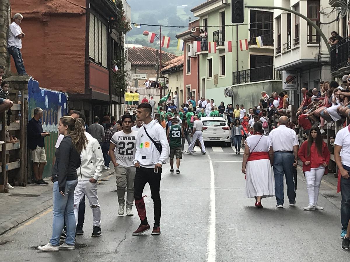 Fotos: Imágenes del primer encierro de las fiestas de Ampuero