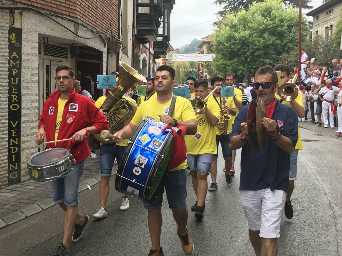 Fotos: Imágenes del primer encierro de las fiestas de Ampuero