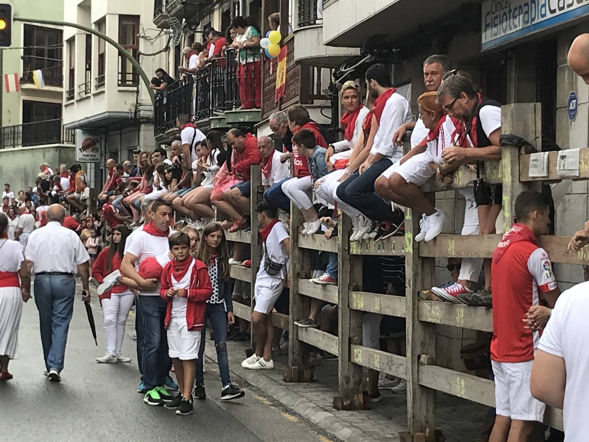 Fotos: Imágenes del primer encierro de las fiestas de Ampuero