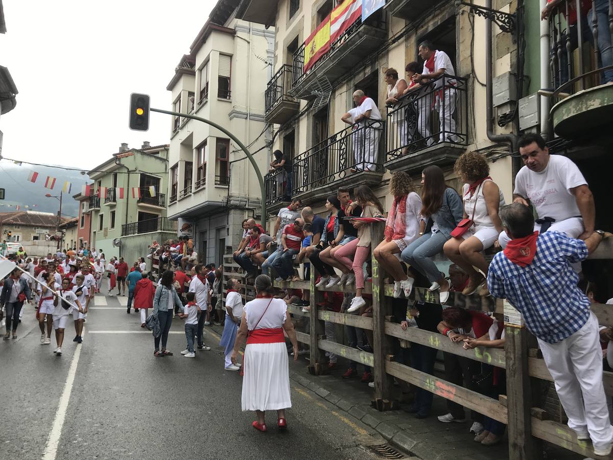 Fotos: Imágenes del primer encierro de las fiestas de Ampuero