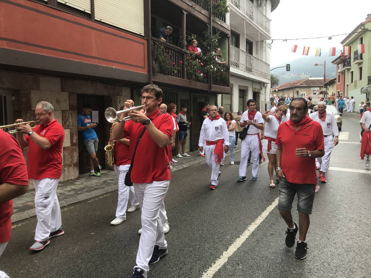 Fotos: Imágenes del primer encierro de las fiestas de Ampuero