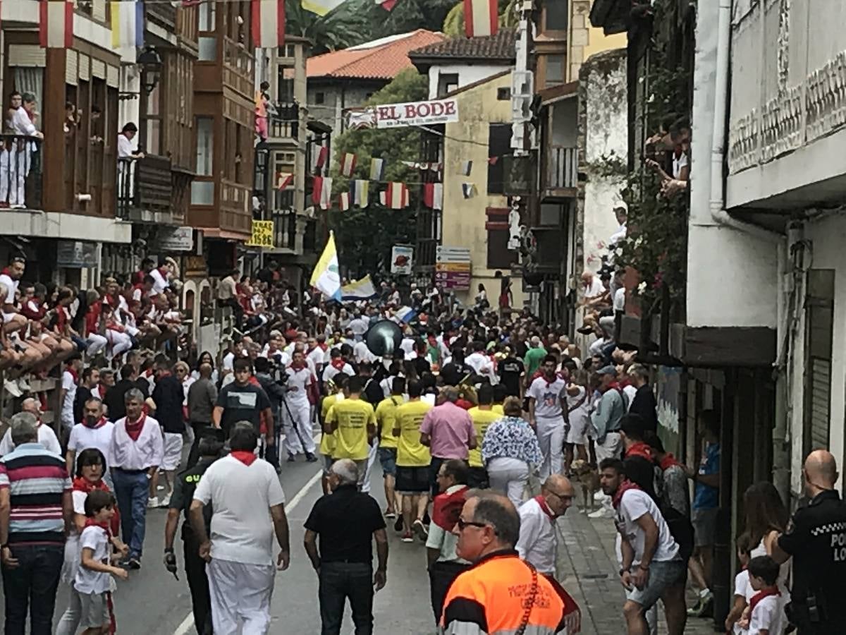 Fotos: Imágenes del primer encierro de las fiestas de Ampuero