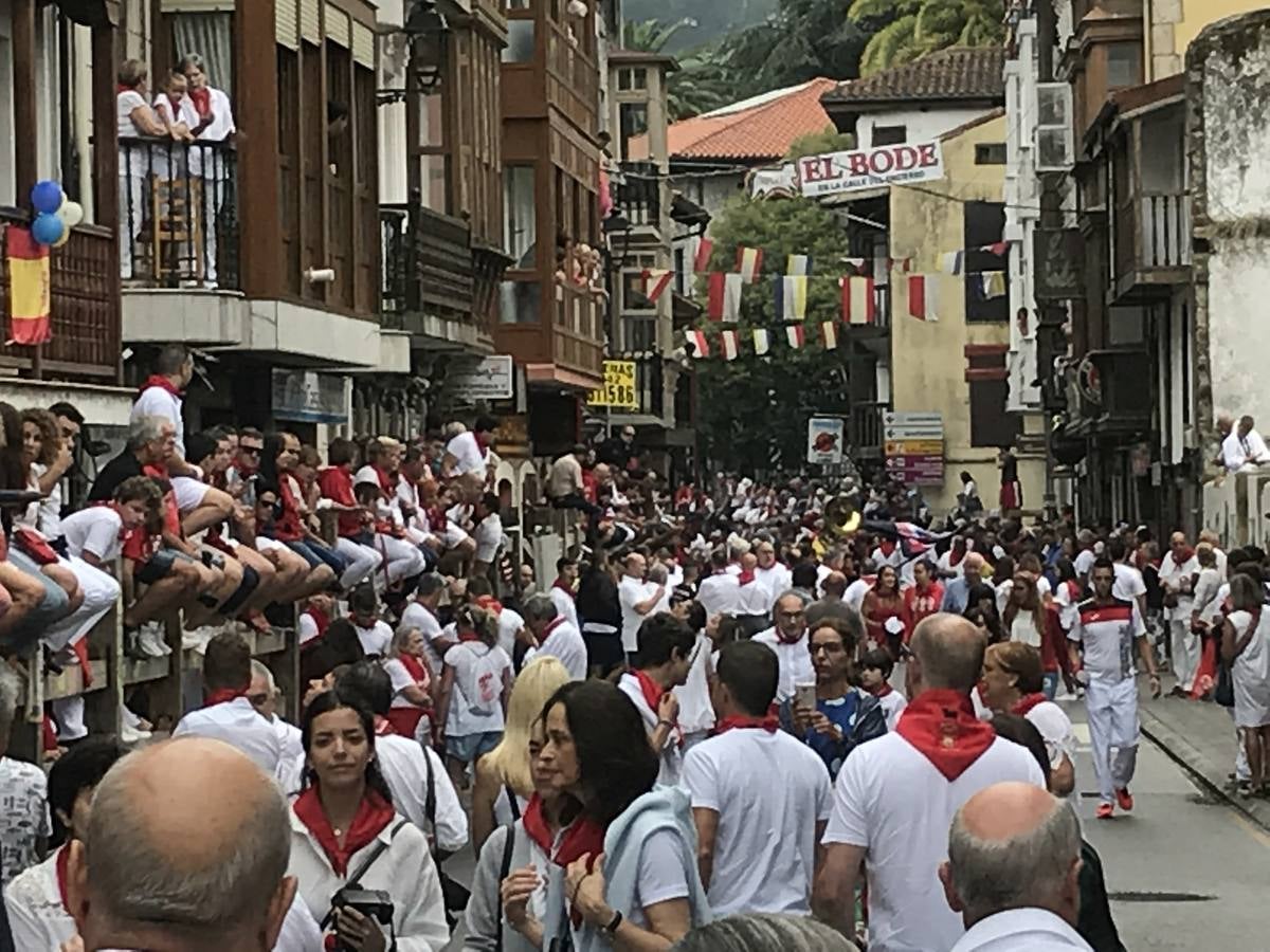 Fotos: Imágenes del primer encierro de las fiestas de Ampuero