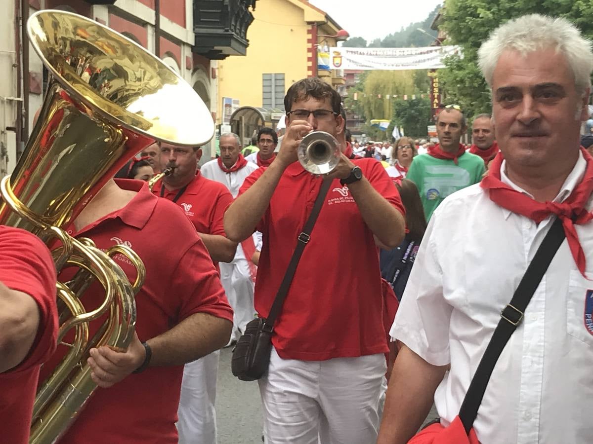 Fotos: Imágenes del primer encierro de las fiestas de Ampuero