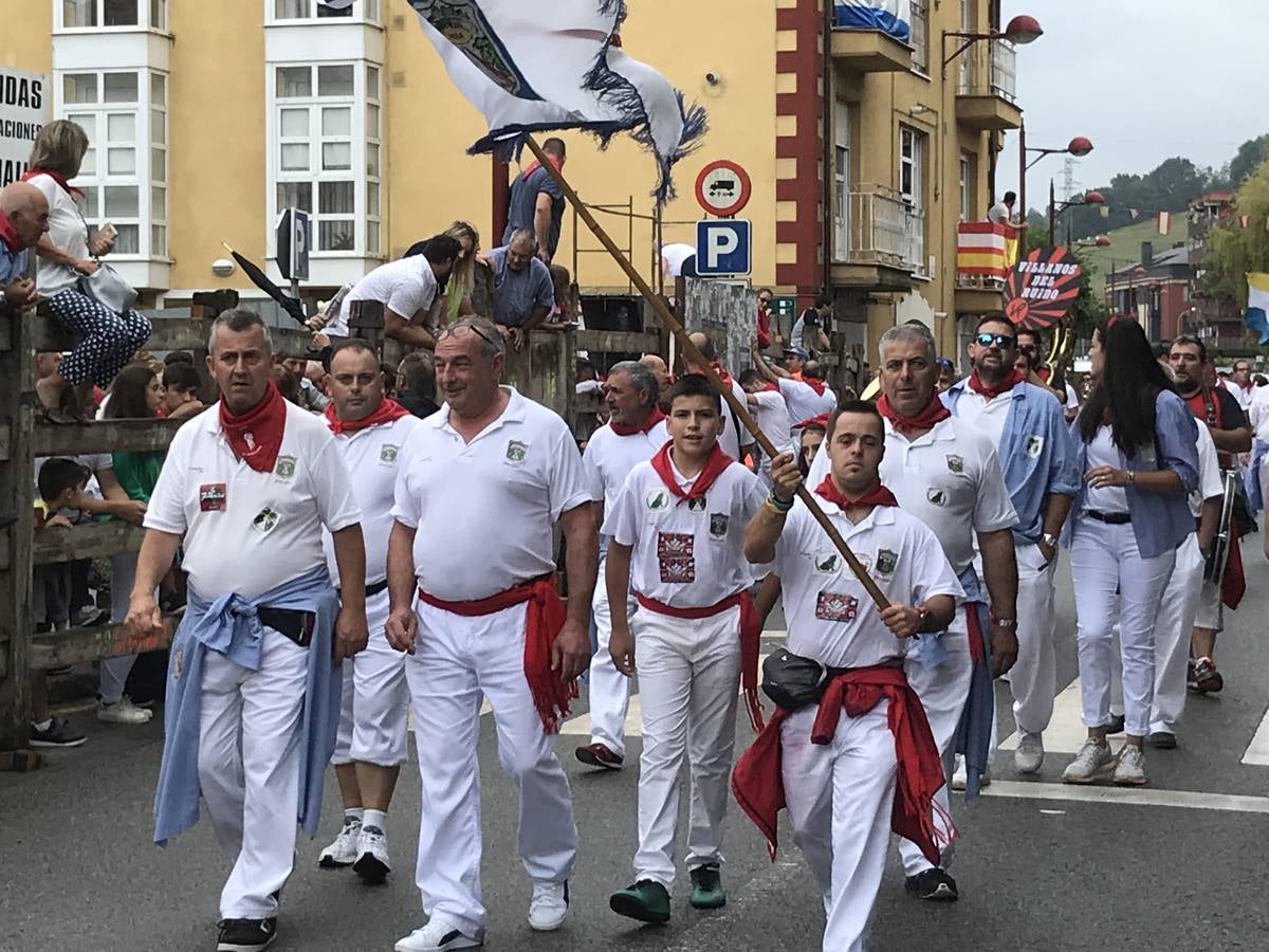 Fotos: Imágenes del primer encierro de las fiestas de Ampuero